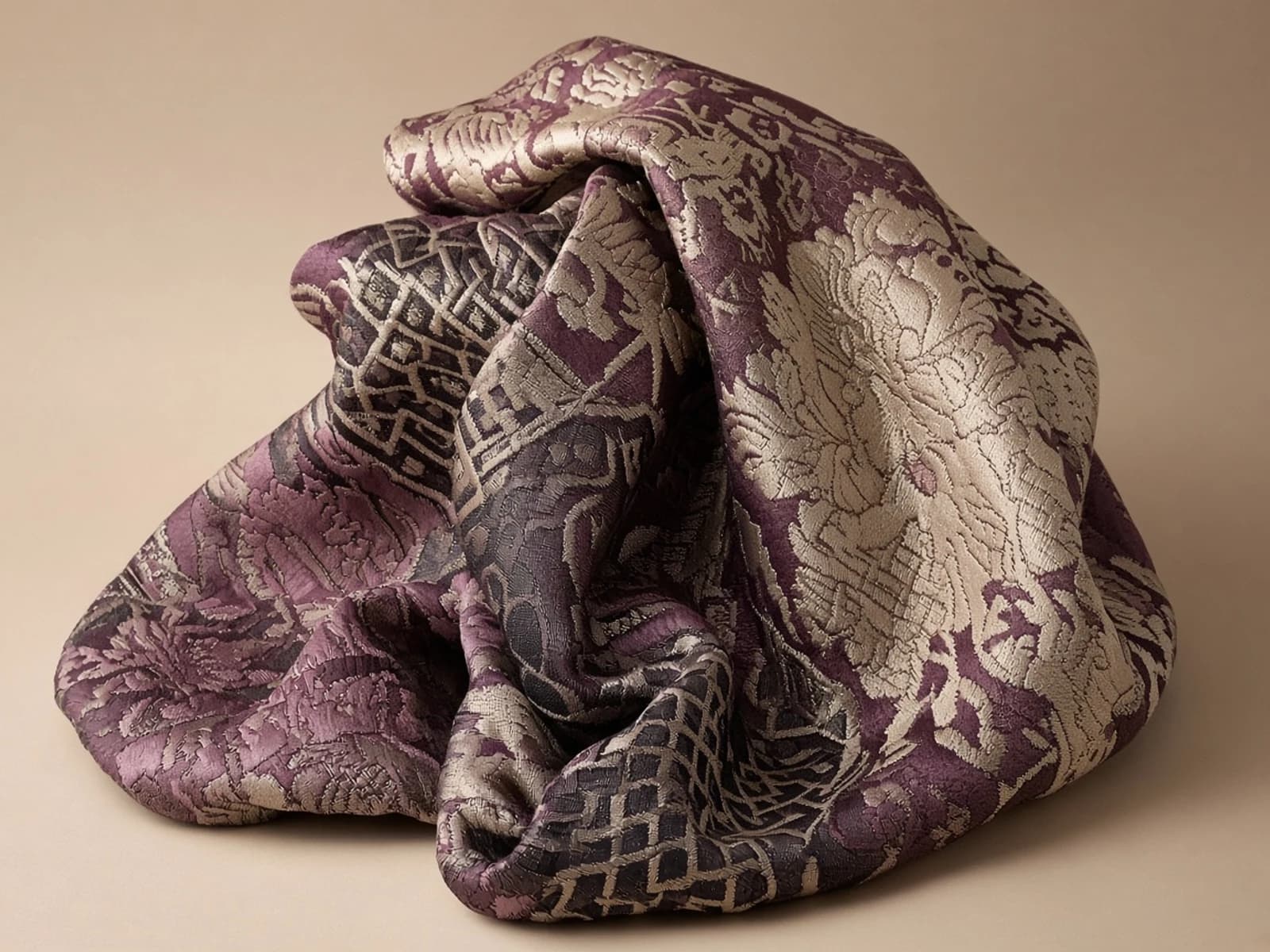 Deconstructed damask with contrasting raised woven motifs