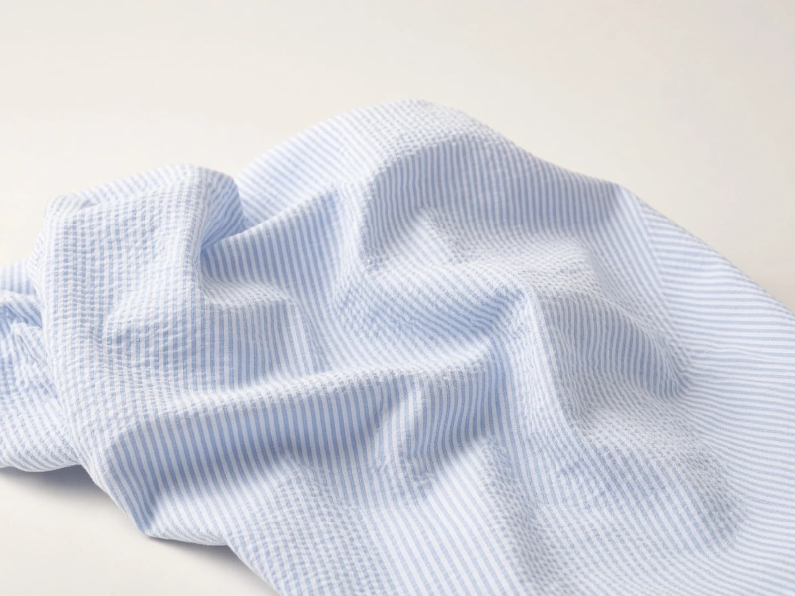 Blue-and-white Egyptian cotton seersucker with a puckered stripe