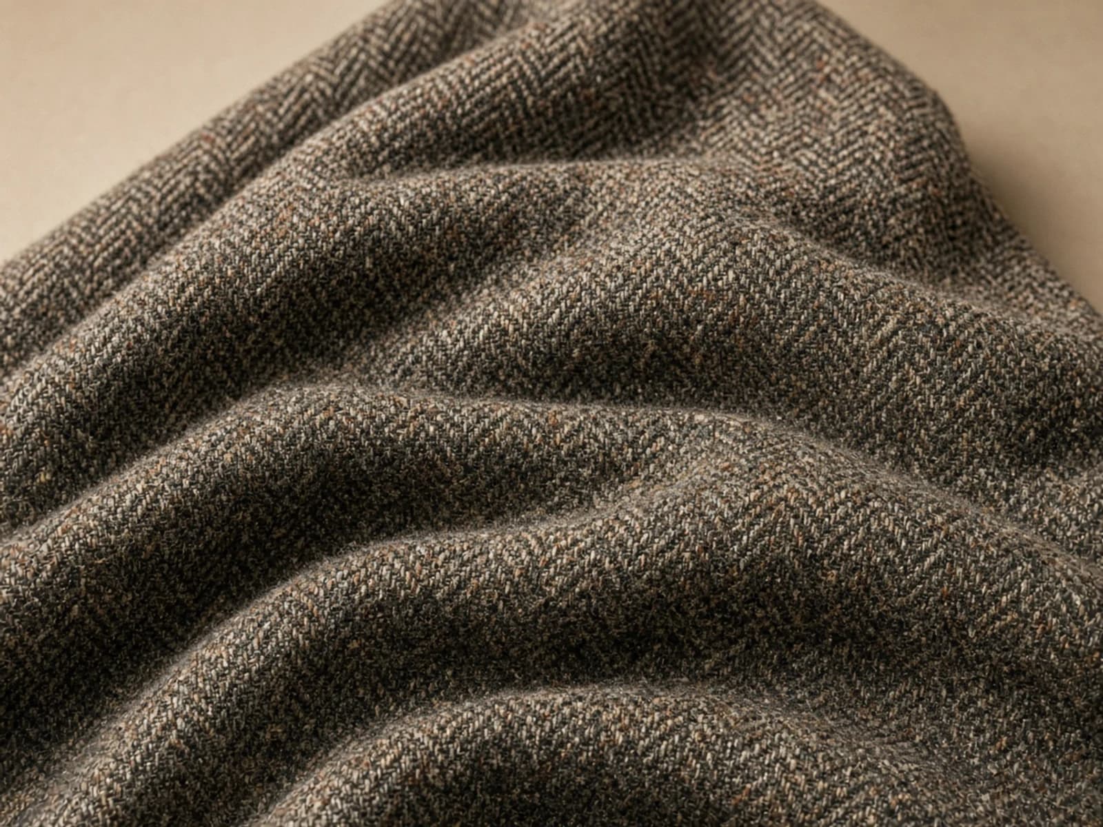Herringbone tweed with raised wool V-shaped twill and mixed yarns