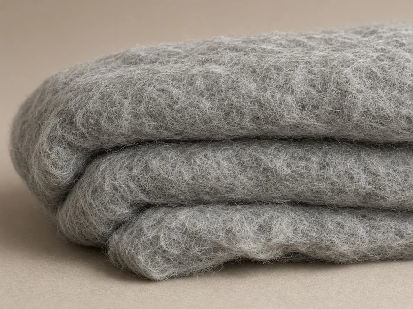 Recycled polyester wadding with an airy nonwoven staple-fiber web